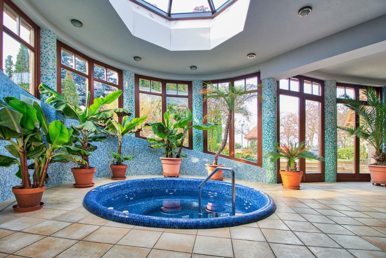 Palazzo Wellness Villa Eger Esterno foto